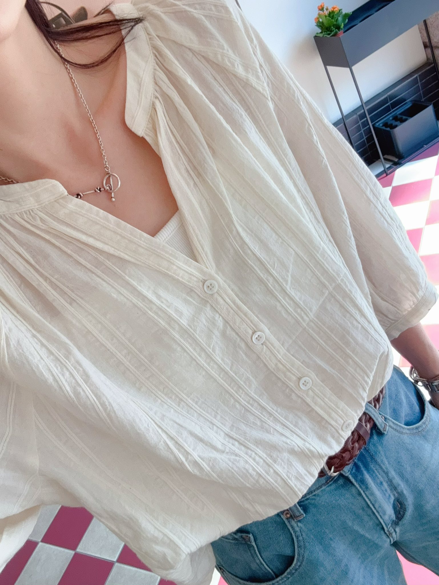 小臉V領緹花上衣