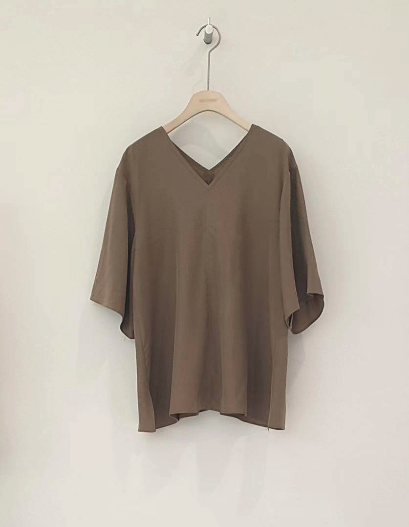 A50.小臉歐膩俐落V領落肩上衣