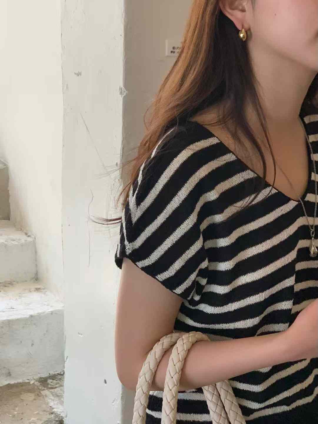 A70.清爽家V領亞麻落肩條紋上衣