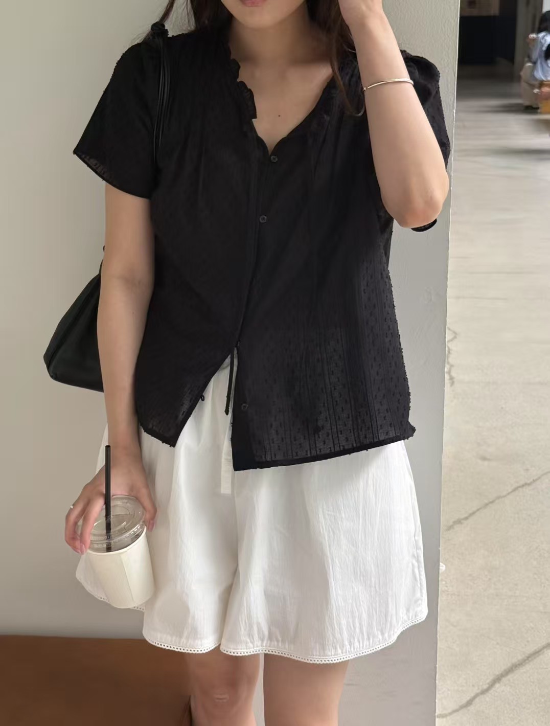 B44.瘦瘦歐膩甜美V領排釦緹花上衣