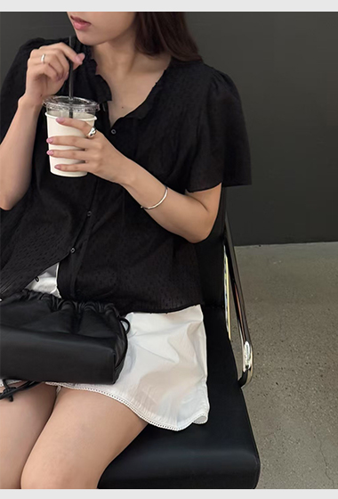B44.瘦瘦歐膩甜美V領排釦緹花上衣