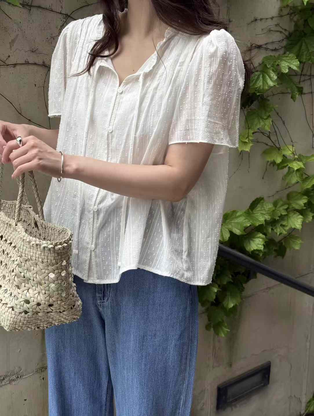 B44.瘦瘦歐膩甜美V領排釦緹花上衣