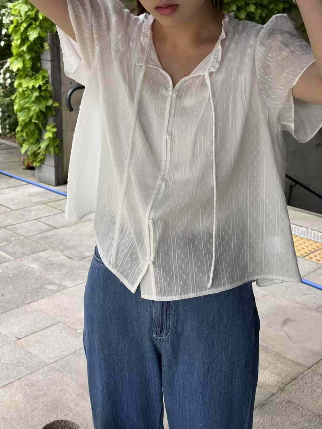 B44.瘦瘦歐膩甜美V領排釦緹花上衣