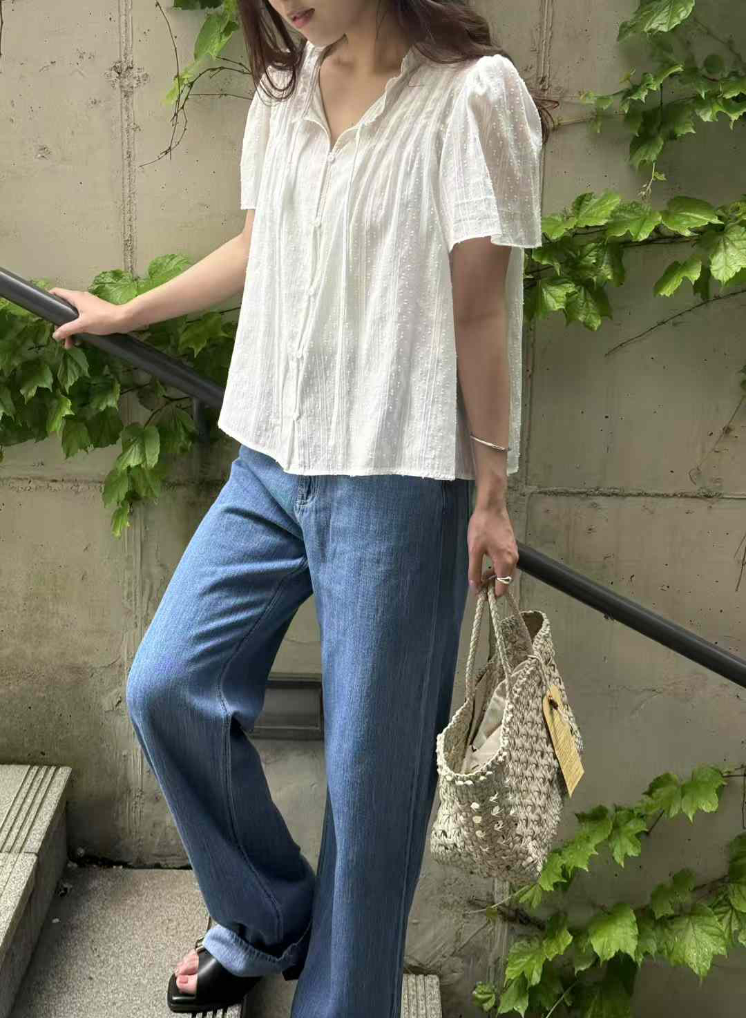 B44.瘦瘦歐膩甜美V領排釦緹花上衣