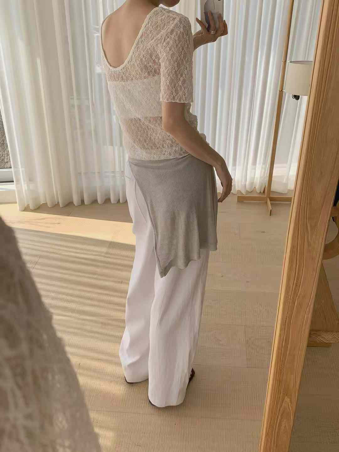 A82.細緻蕾絲美背打底上衣