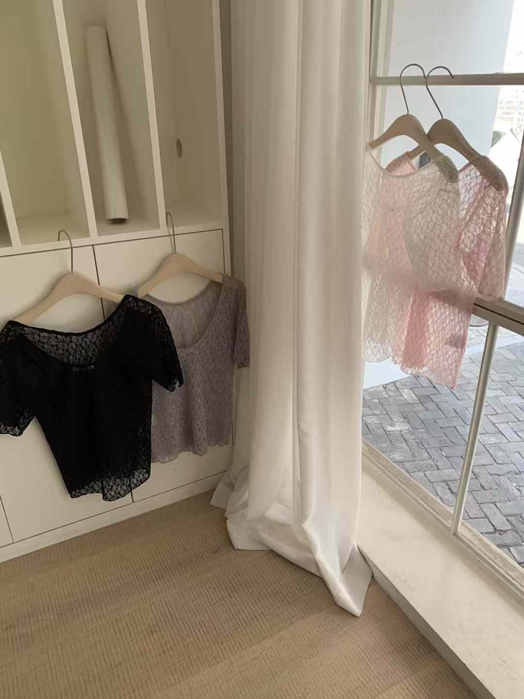 A82.細緻蕾絲美背打底上衣