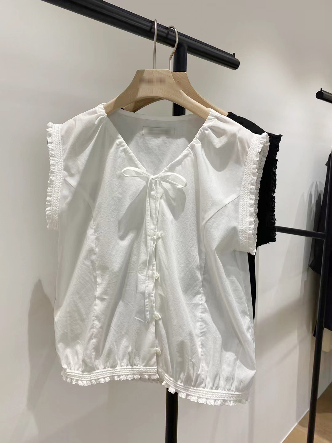 A11.甜美女孩小荷葉滾邊背心