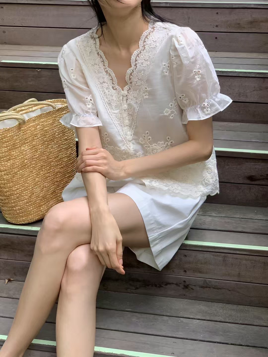 B45.絕美花瓣蕾絲領上衣