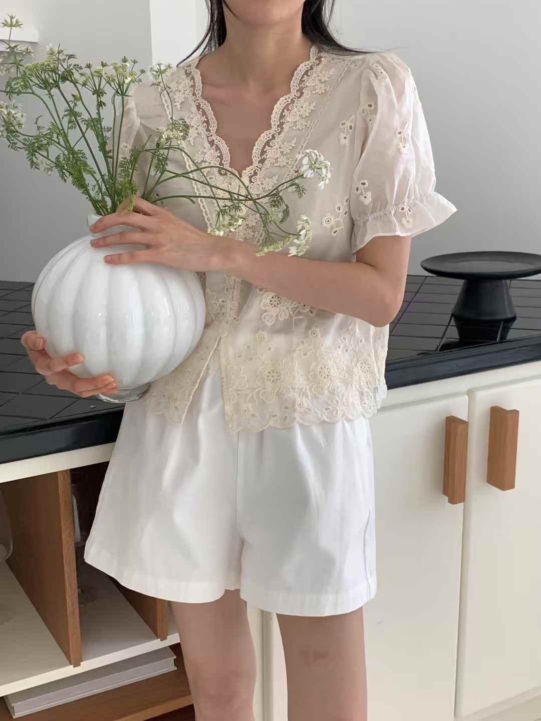 B45.絕美花瓣蕾絲領上衣