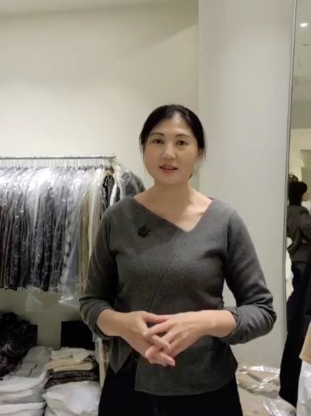 小臉歐膩造型不對稱領口針織上衣