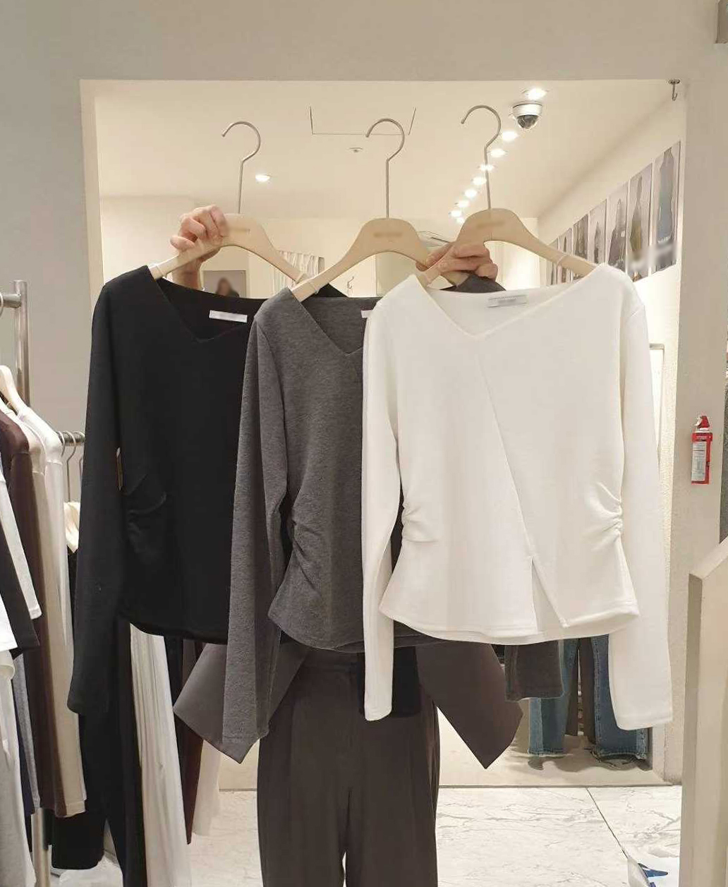 小臉歐膩造型不對稱領口針織上衣