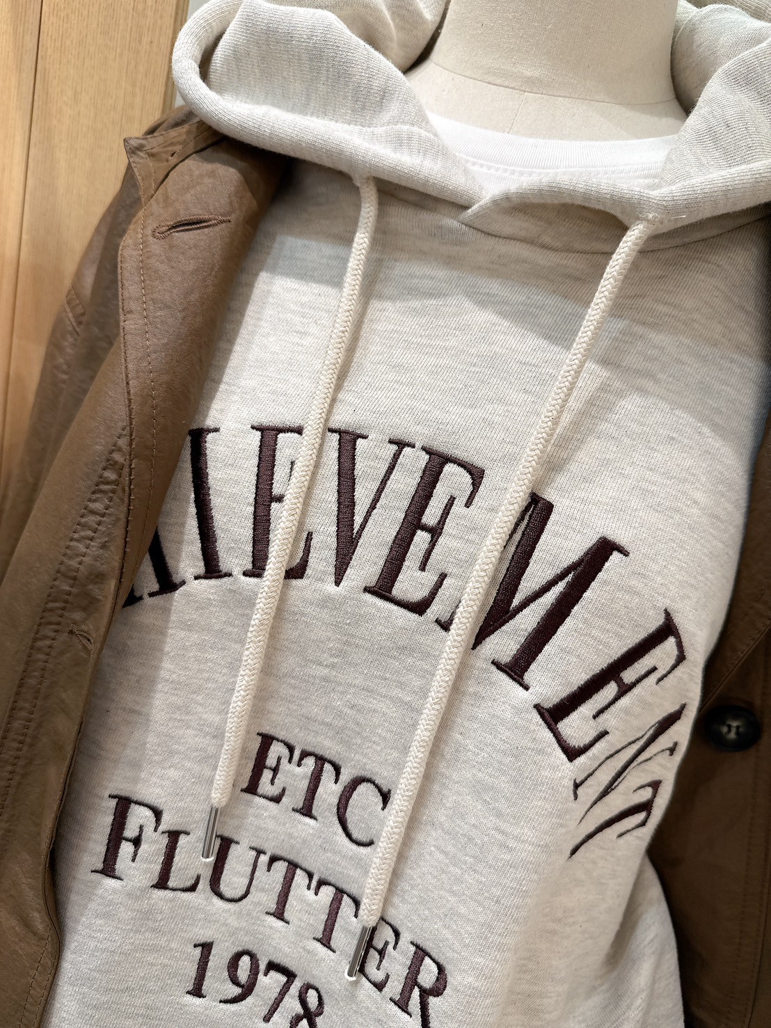 A16.減齡字母刺繡連帽大學TEE