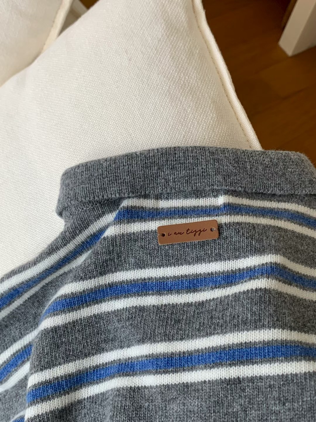 A33.甜姐家3釦POLO領條紋毛衣