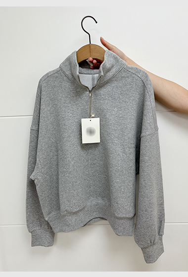 C06.休閒小繡字立領拉鍊上衣