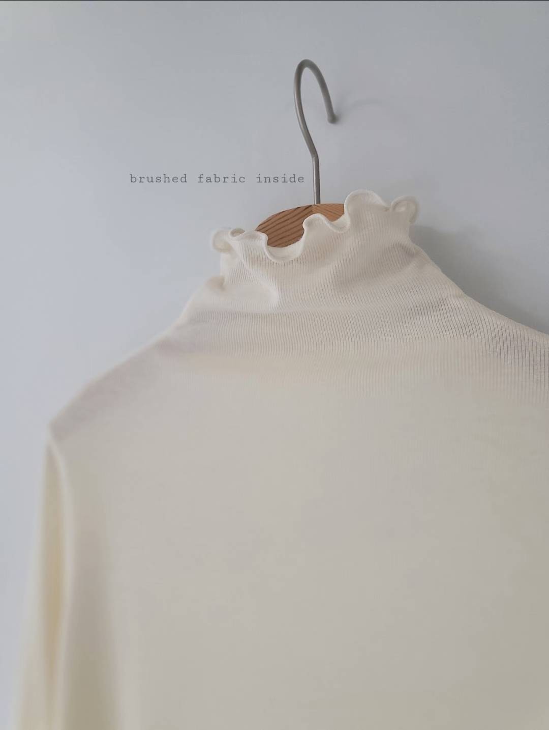 B74.甜美木耳滾邊高領上衣