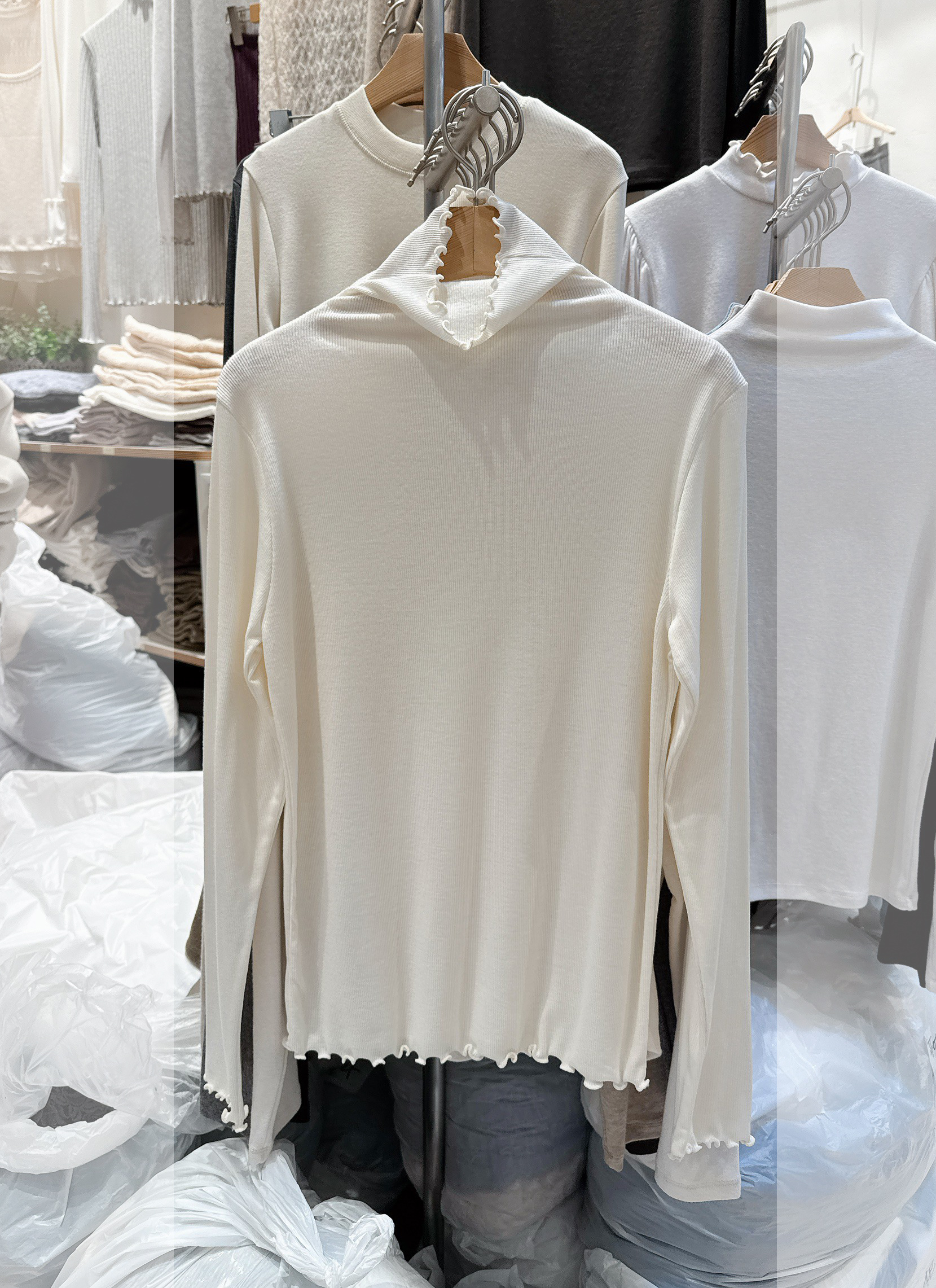 B74.甜美木耳滾邊高領上衣