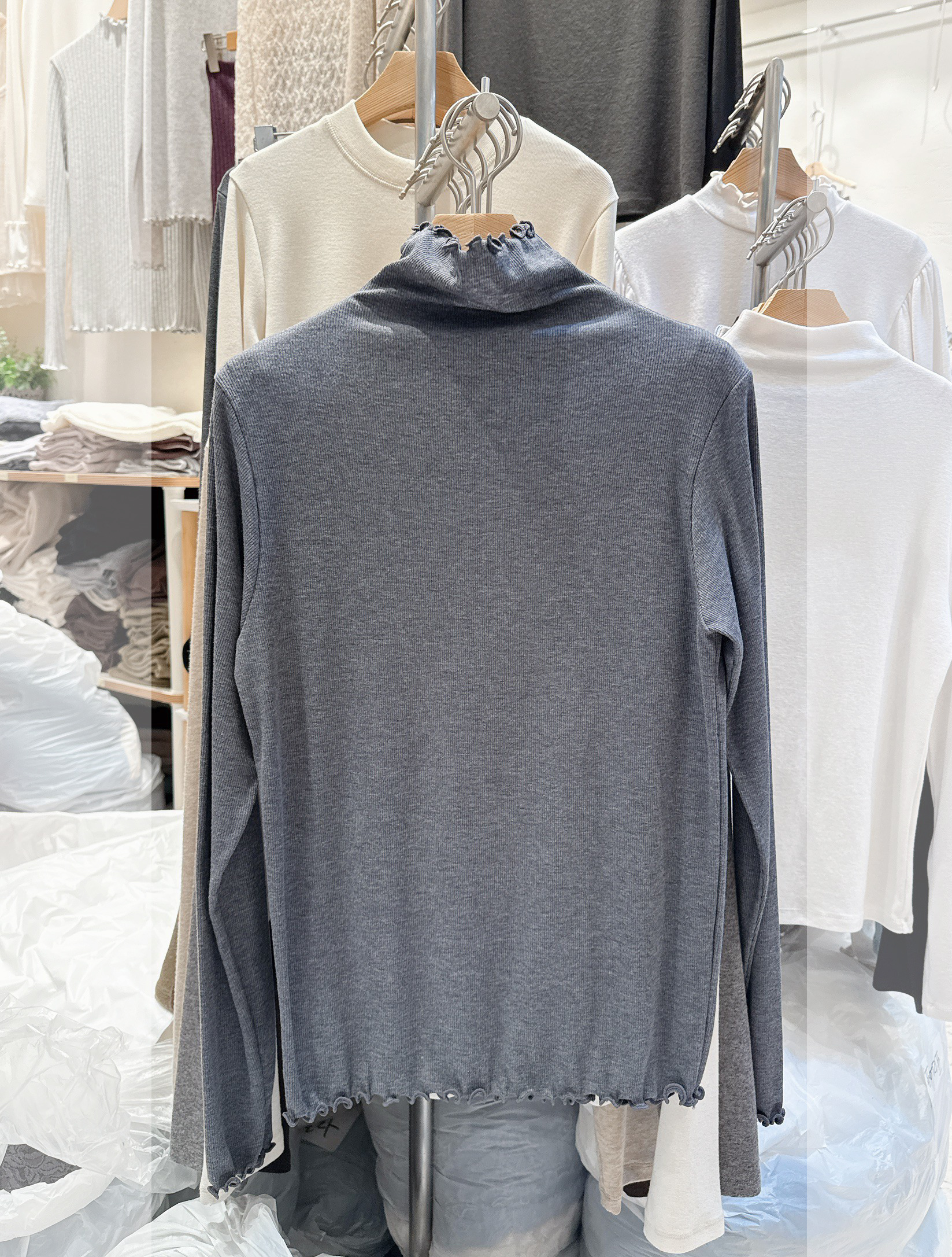 B74.甜美木耳滾邊高領上衣