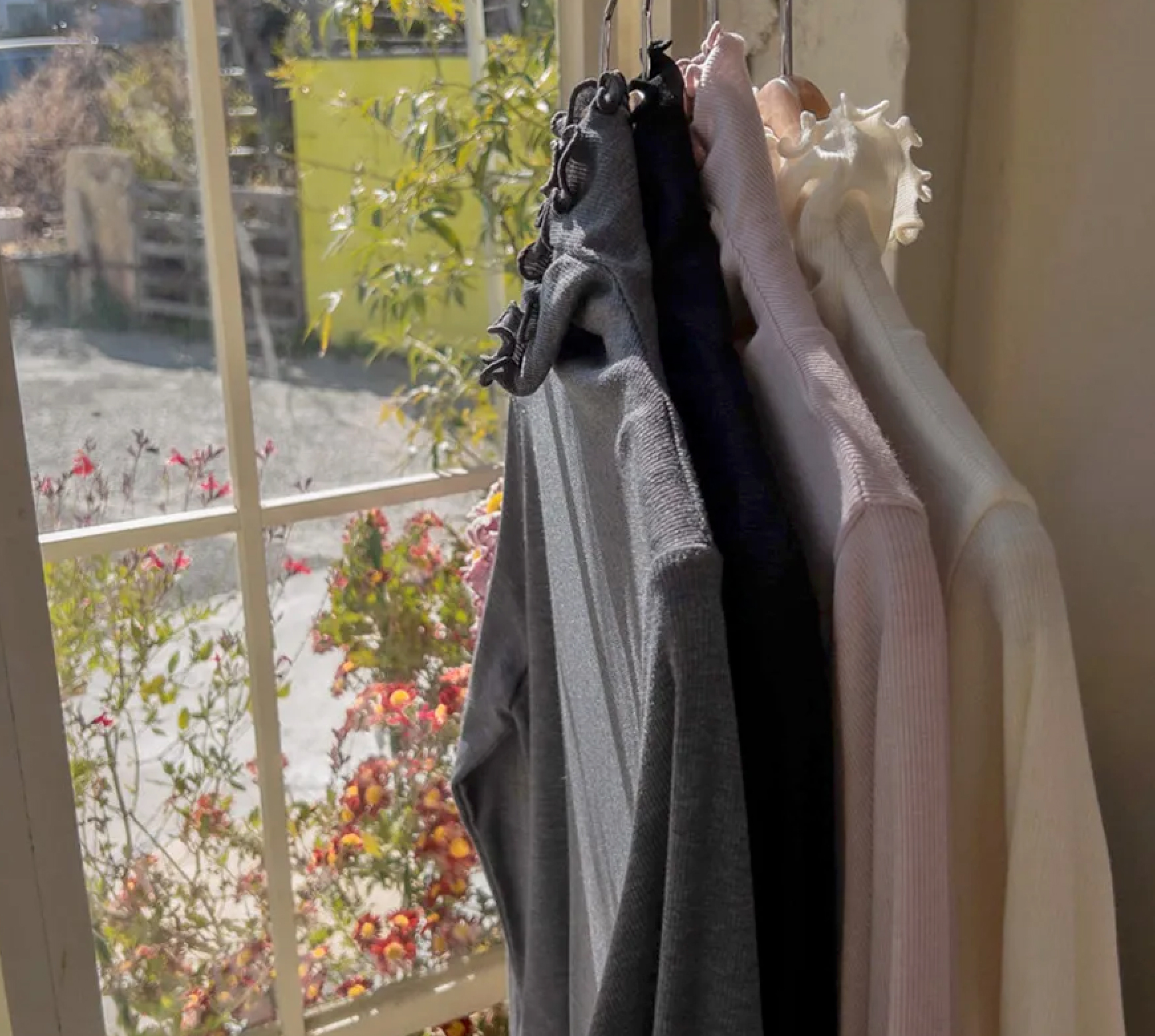 B74.甜美木耳滾邊高領上衣