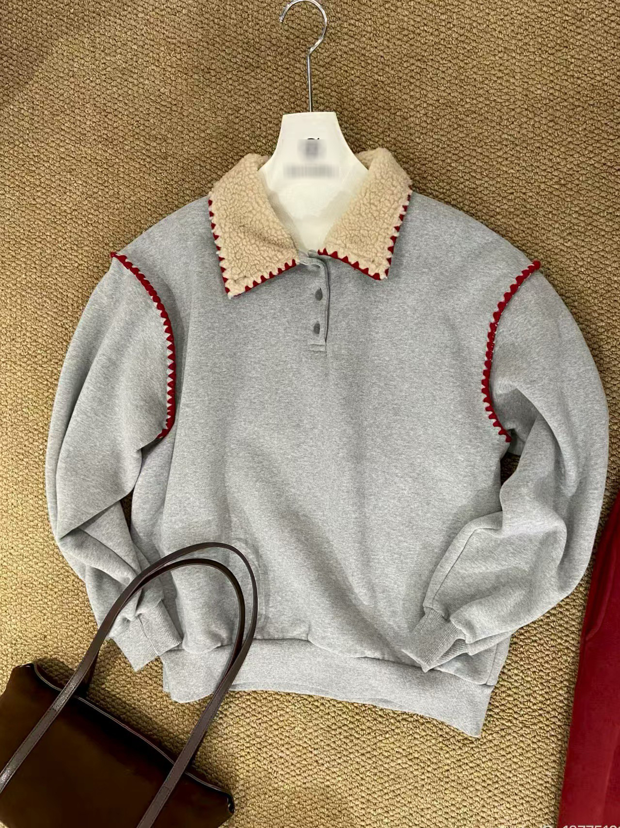 A22.毛毛領亮眼落肩滾邊休閒上衣