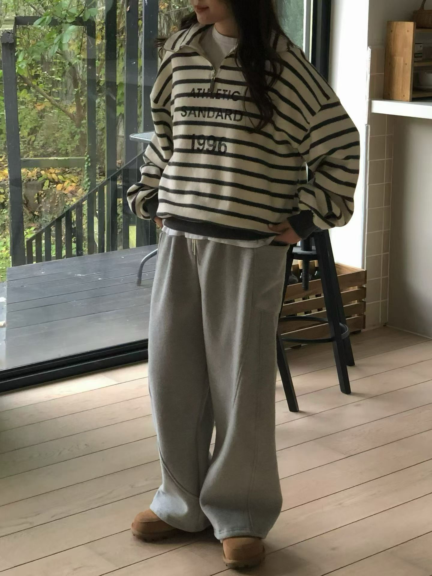 A24.俏皮印字絨面拉鍊翻領條紋TEE