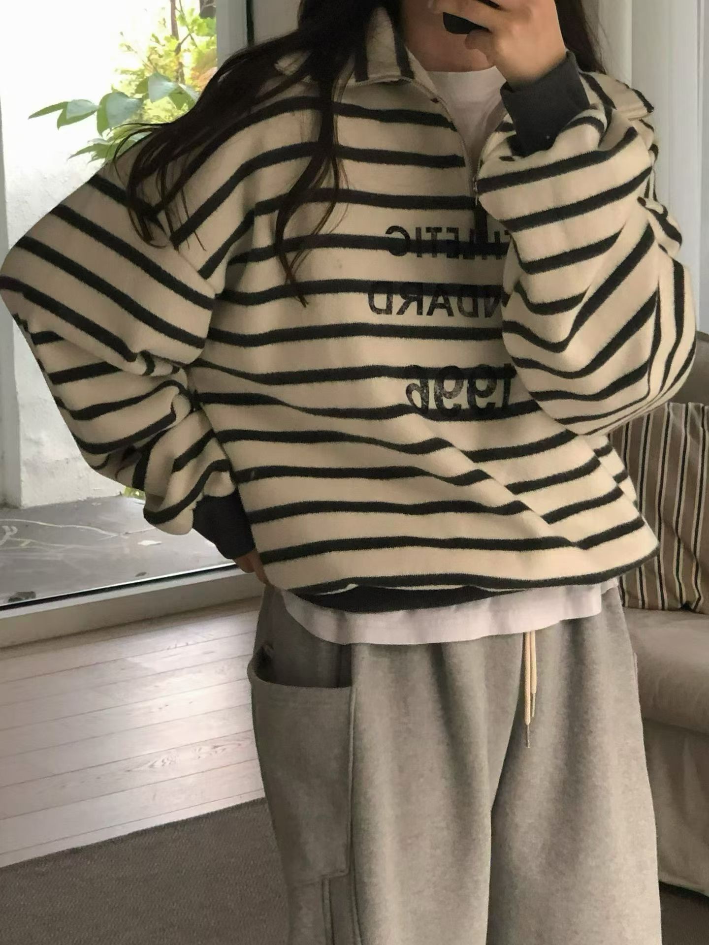 A24.俏皮印字絨面拉鍊翻領條紋TEE