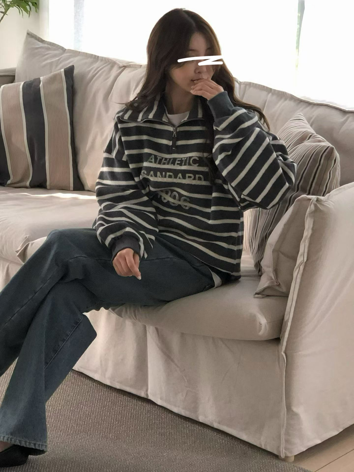 A24.俏皮印字絨面拉鍊翻領條紋TEE