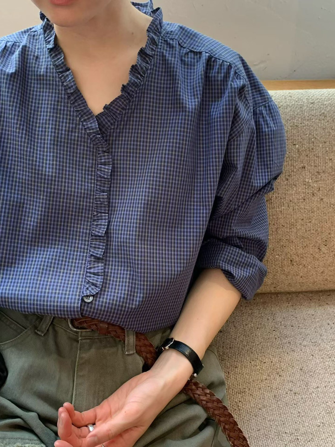 A53.JP家精緻提升小V領荷葉上衣