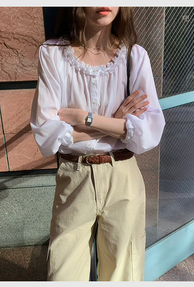 A55.甜美花邊造型領上衣