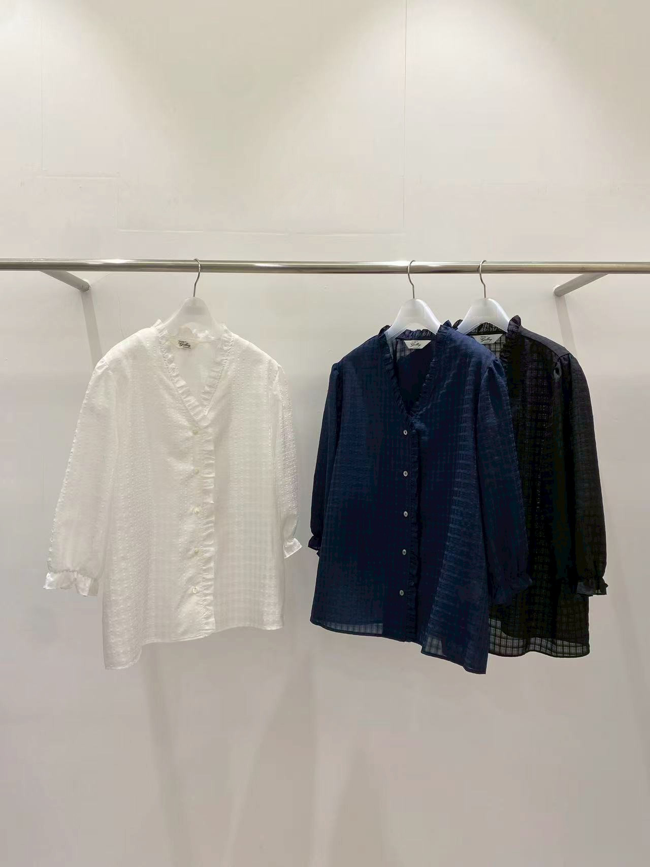 B53.G牌荷葉V領小格上衣