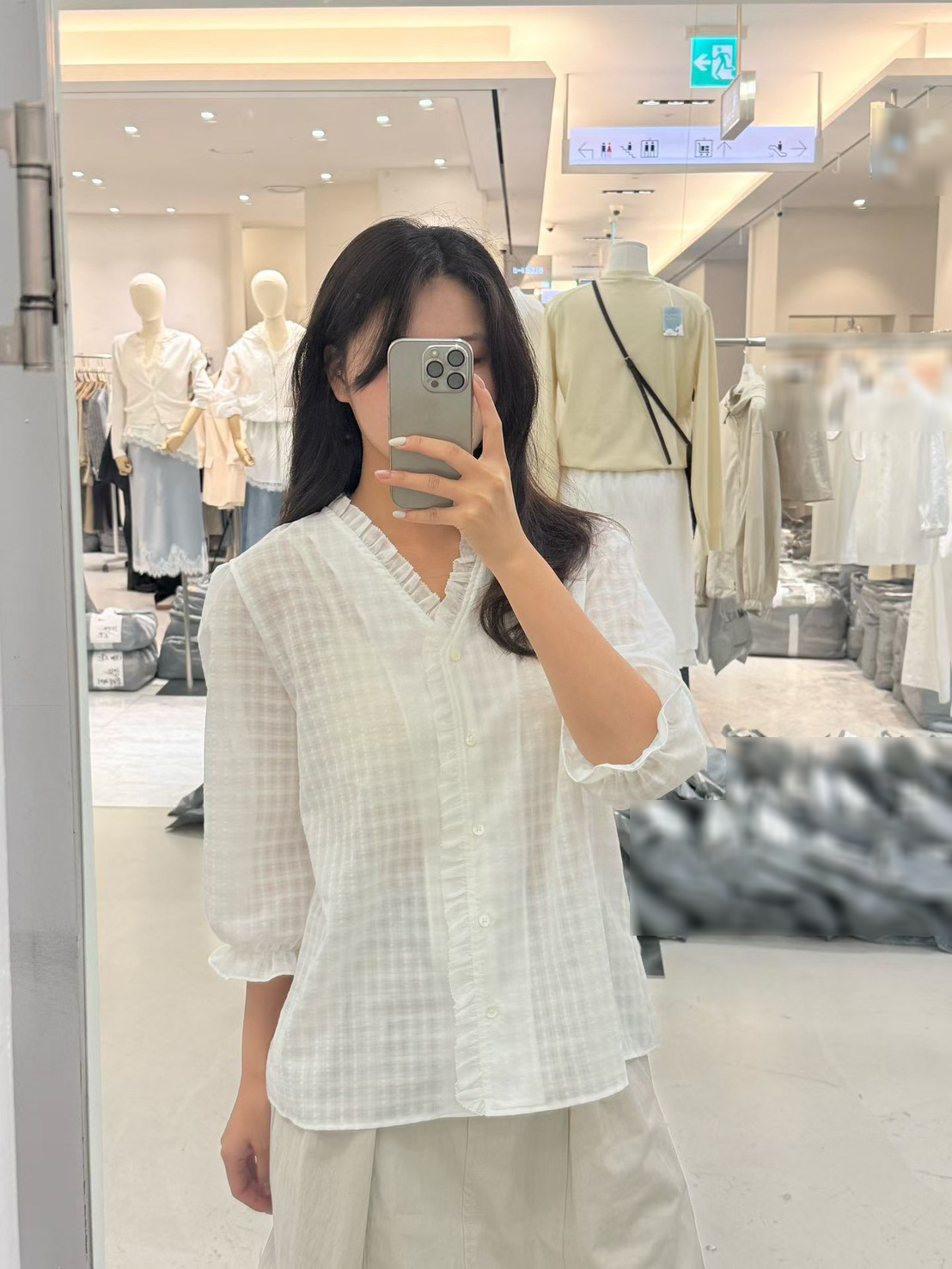 B53.G牌荷葉V領小格上衣