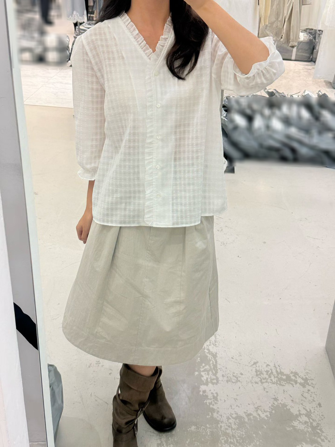 B53.G牌荷葉V領小格上衣