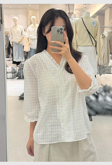 B53.G牌荷葉V領小格上衣
