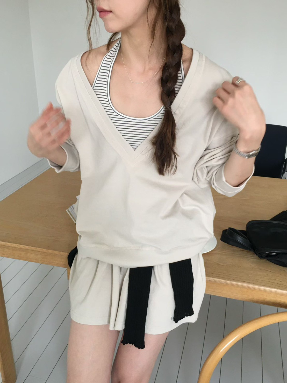 B31.女孩日常大V領休閒上衣