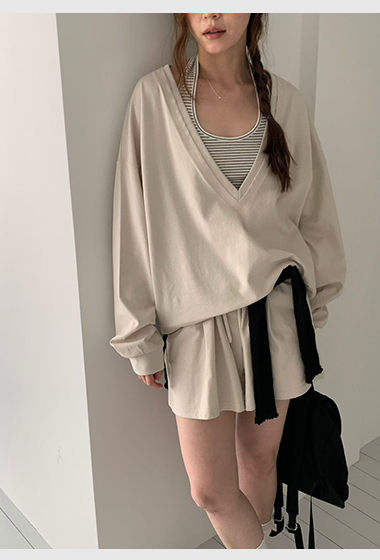 B31.女孩日常大V領休閒上衣