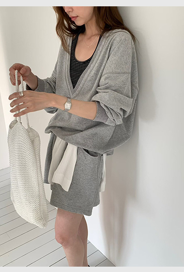 B31.女孩日常大V領休閒上衣