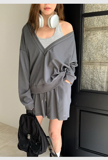 B31.女孩日常大V領休閒上衣