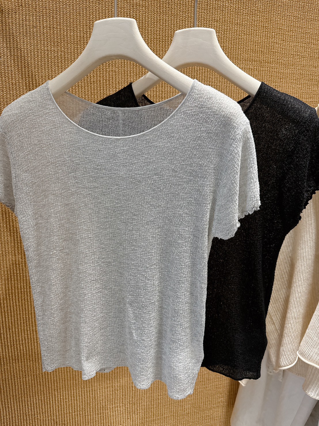 A10.俏皮皺皺布後中心線TEE