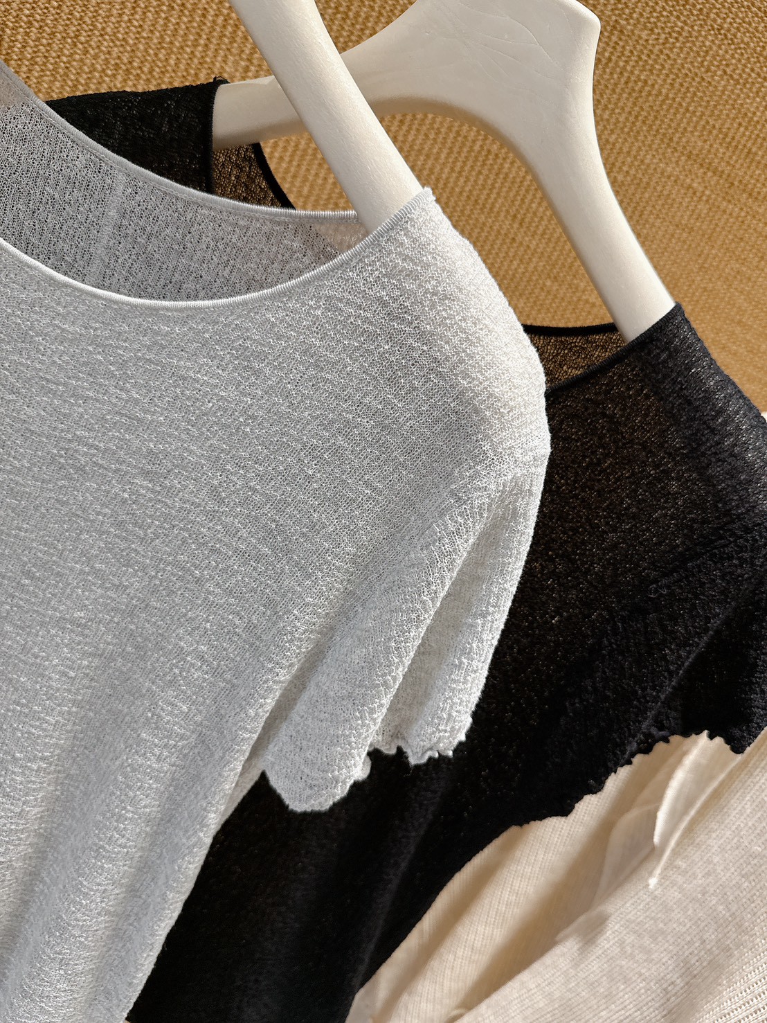 A10.俏皮皺皺布後中心線TEE