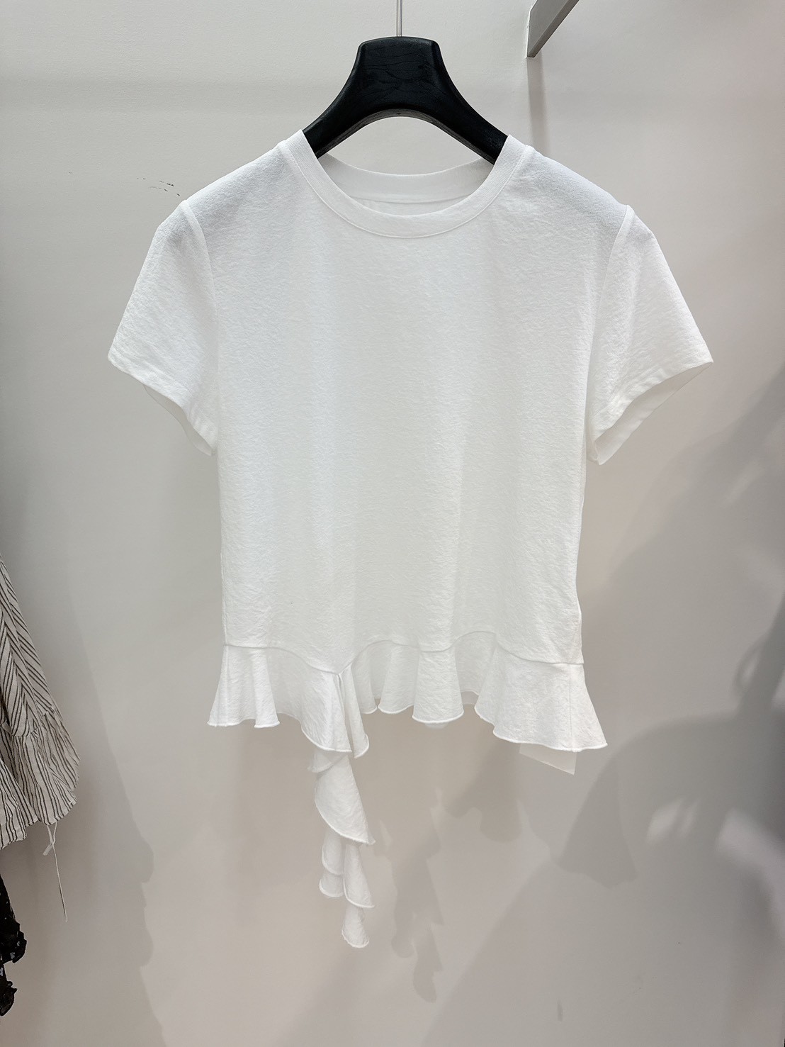 A11.下襬造型不規則荷葉TEE