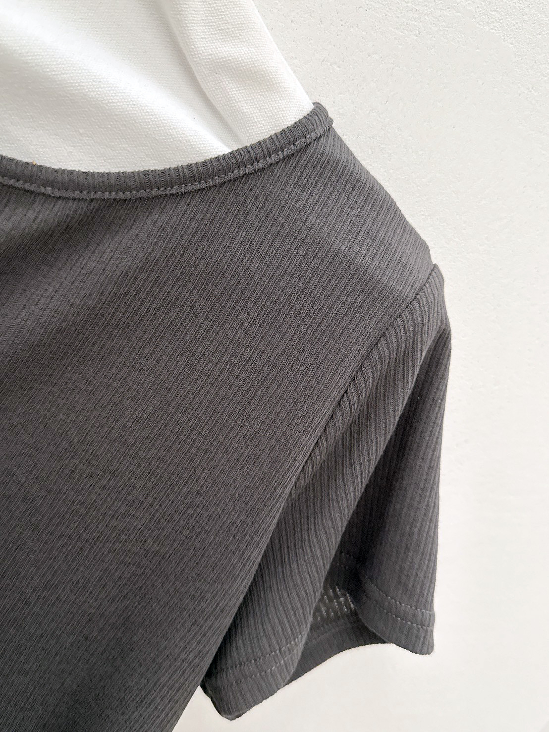 A09.羅紋小排釦短袖上衣