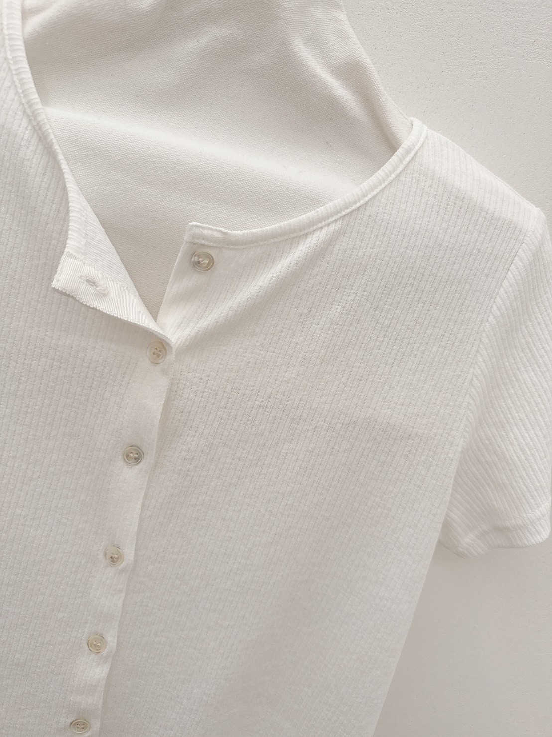 A09.羅紋小排釦短袖上衣