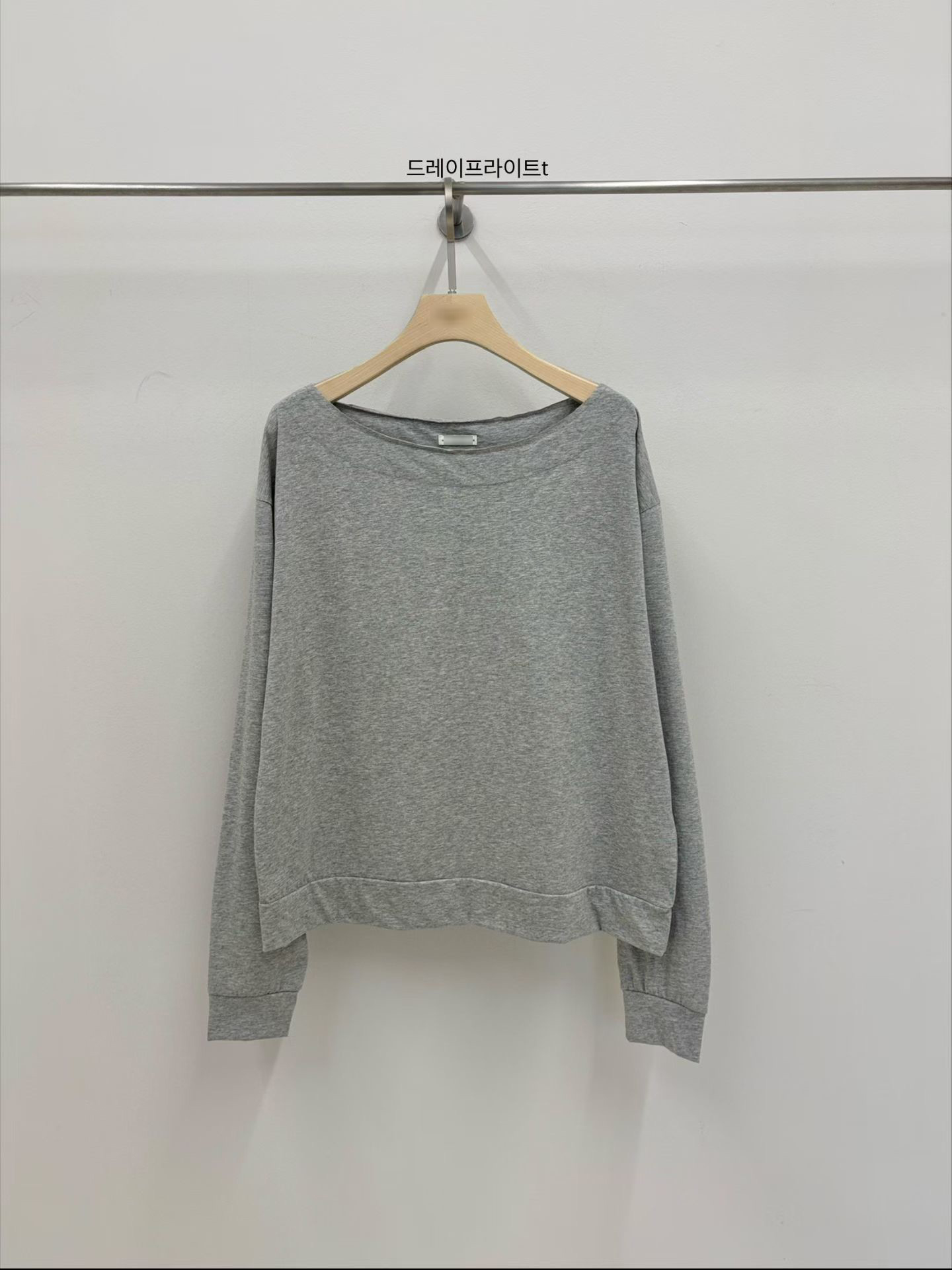 B91.小V家可露肩船領薄TEE