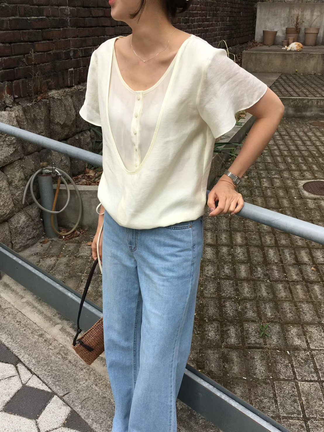 B35.櫥窗家假兩件U領視覺上衣