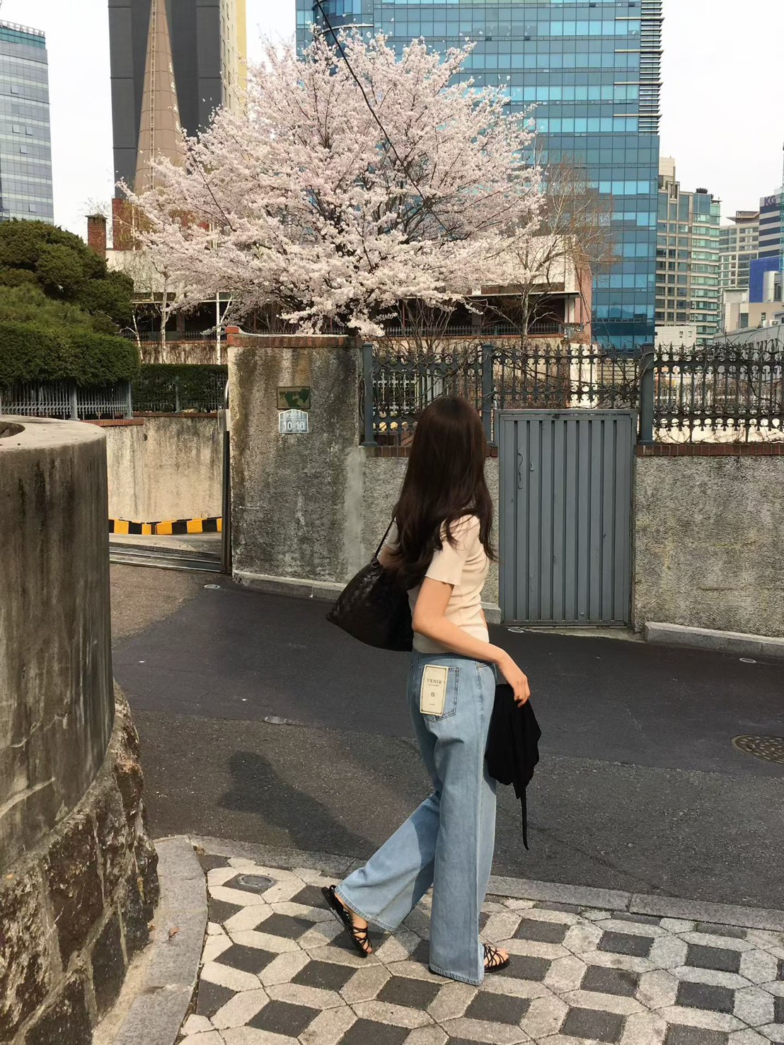 B30.櫥窗家V領花朵坑條上衣