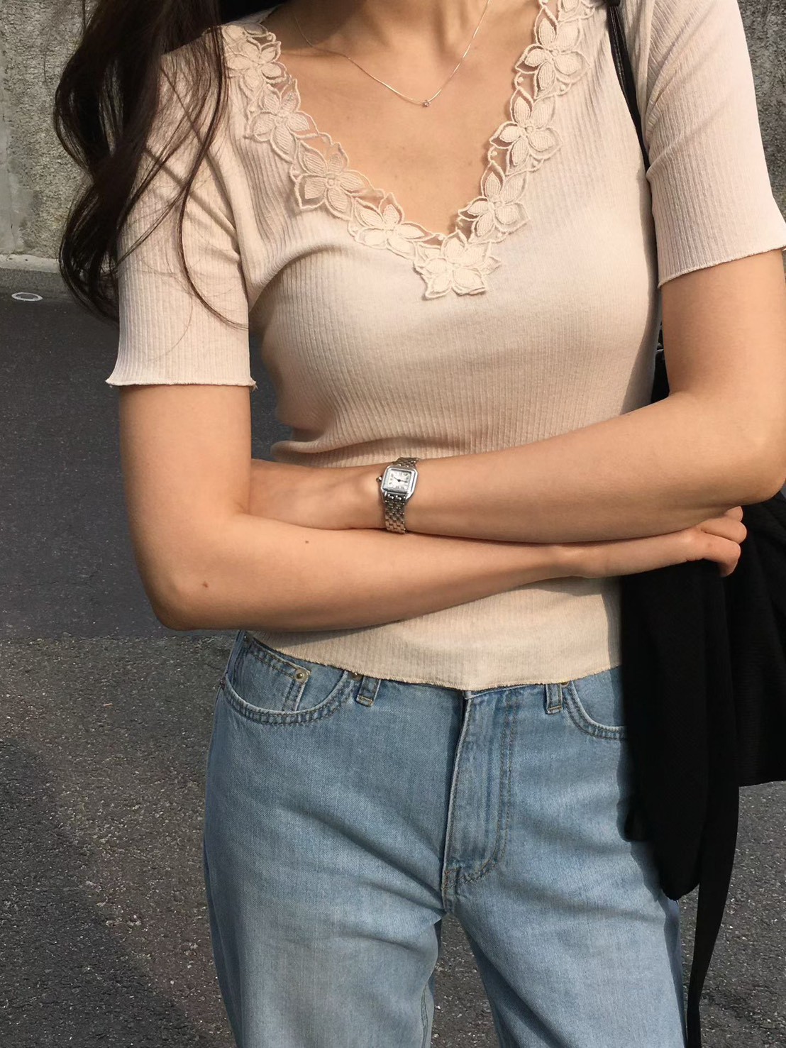 B30.櫥窗家V領花朵坑條上衣