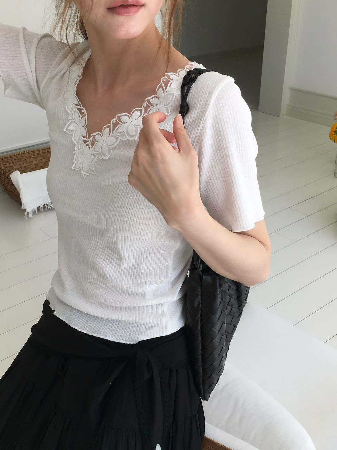 B30.櫥窗家V領花朵坑條上衣