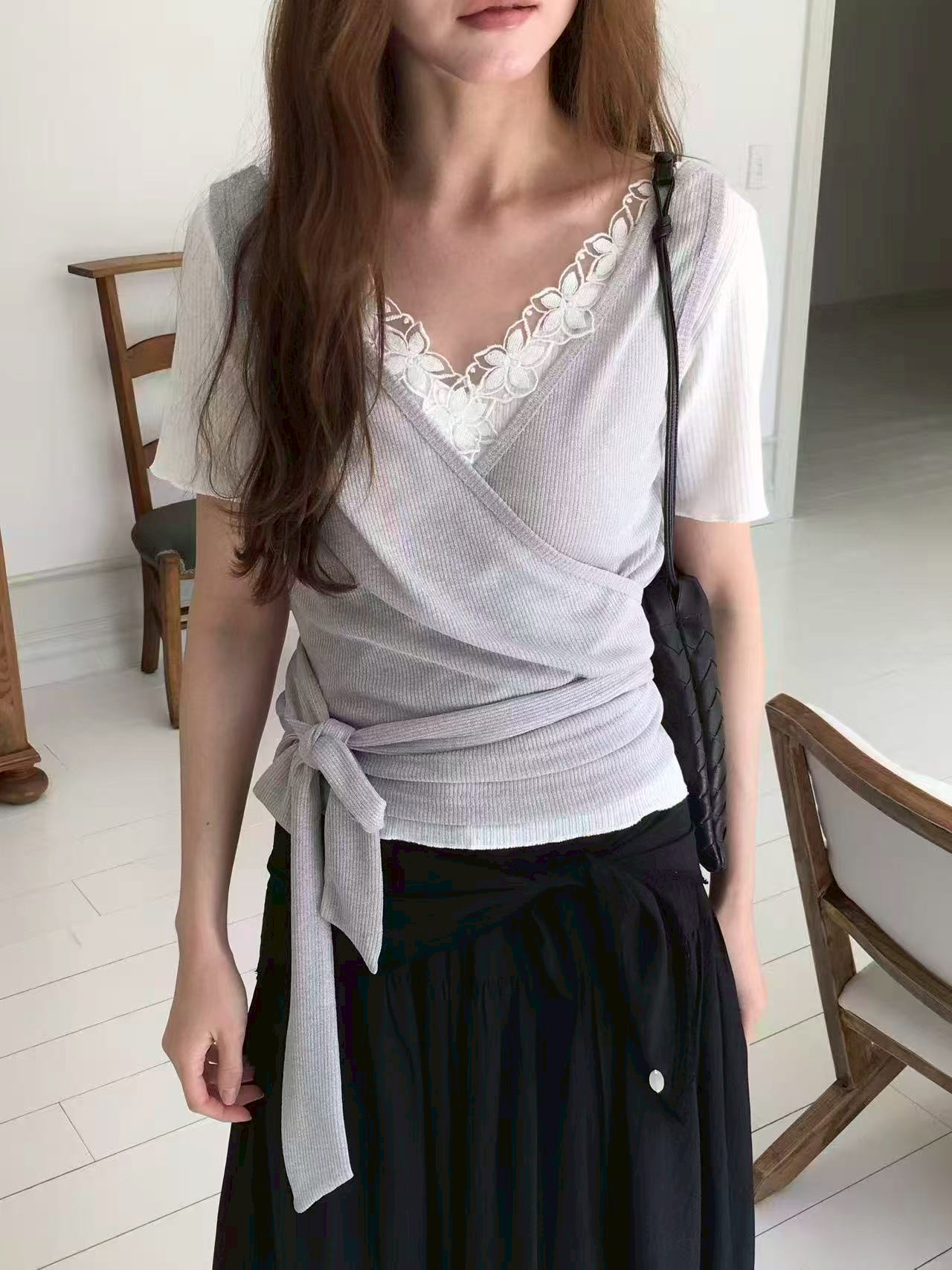 B30.櫥窗家V領花朵坑條上衣