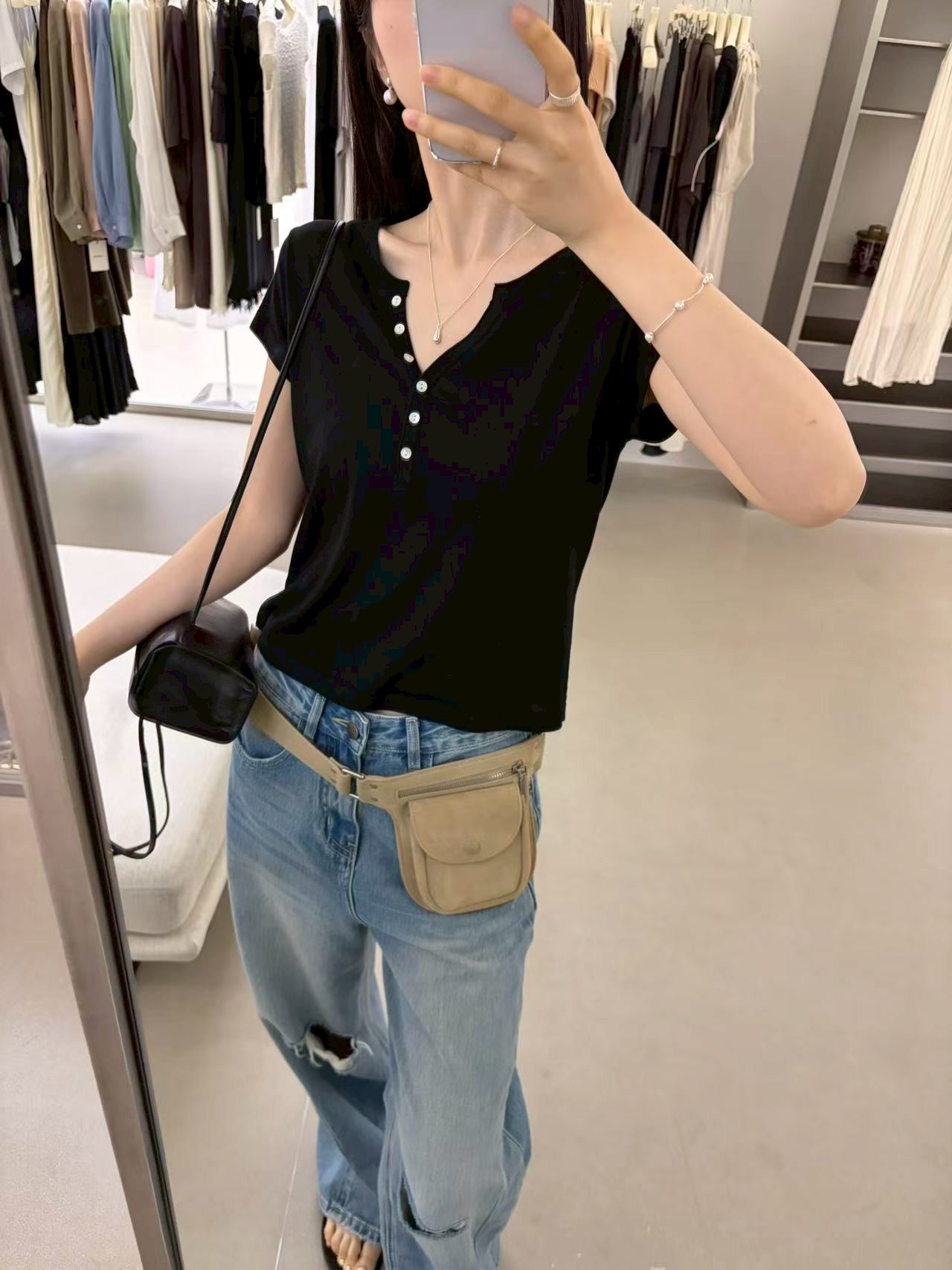 B99.簡單好身材V領小釦TEE