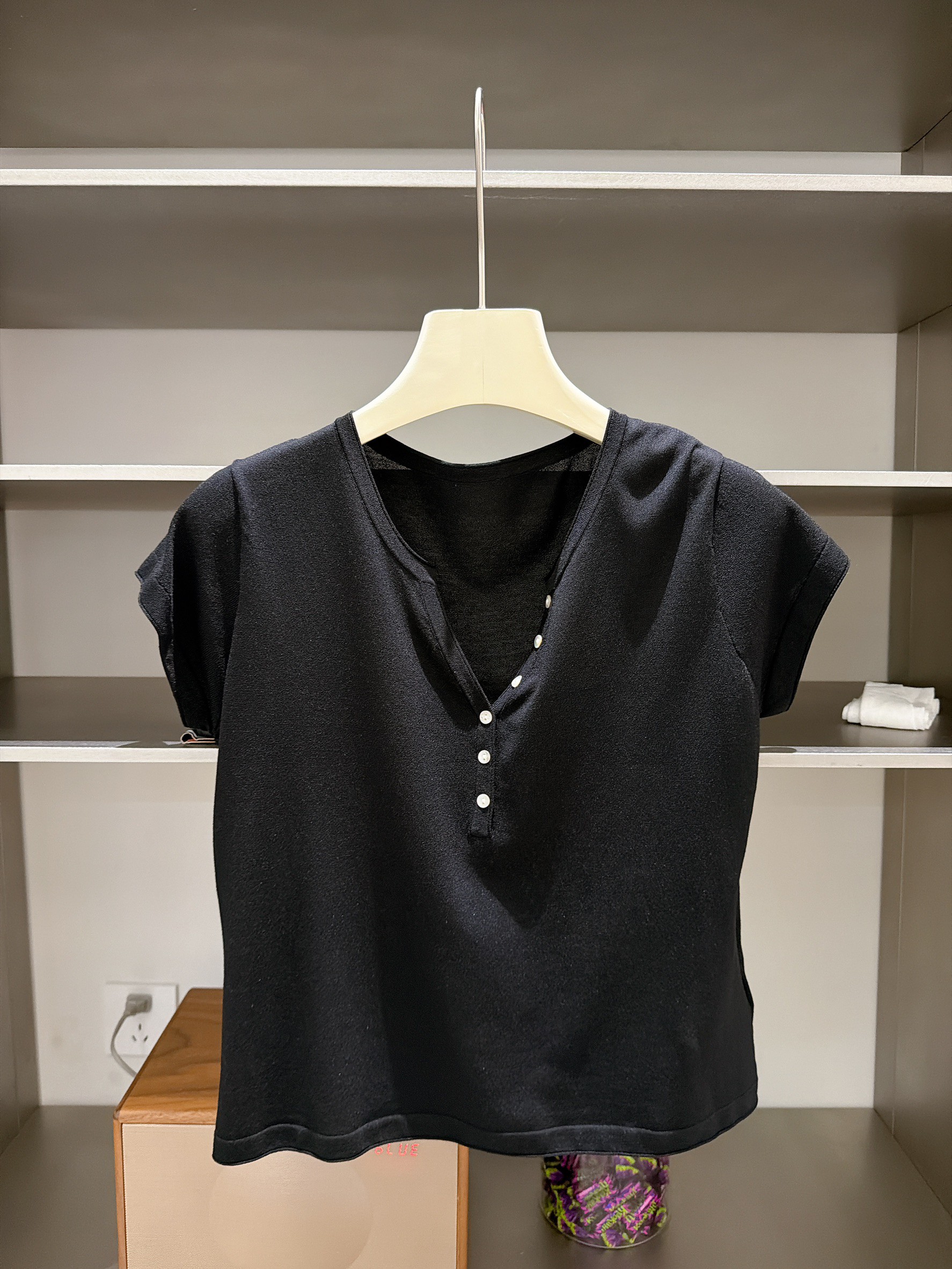 B99.簡單好身材V領小釦TEE