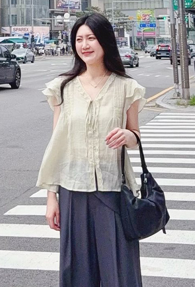 B46.蕾絲滾邊亞麻荷葉袖上衣